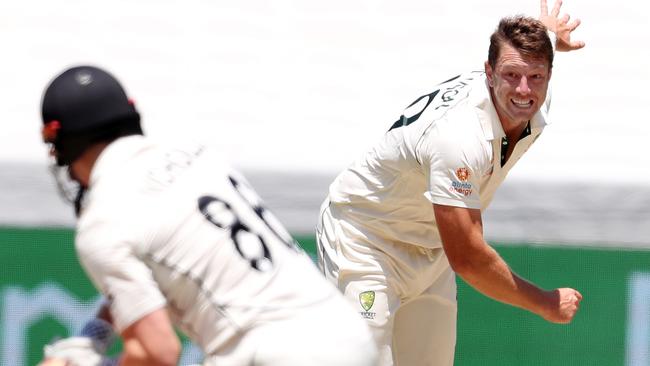 Pattinson proved himself again a serious weapon against any set of top order batsmen.