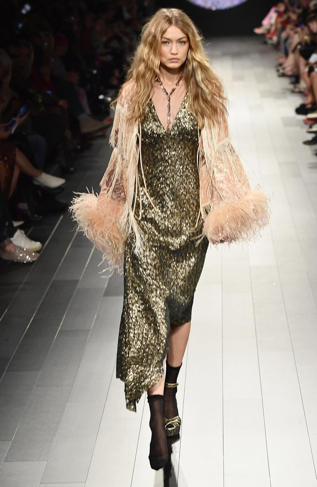 Gigi Hadid loses shoe during Anna Sui fashion show and handles it like ...