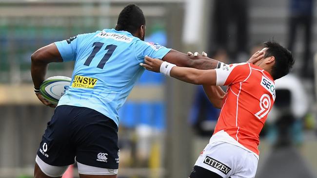 Waratahs winger Taqele Naiyaravoro gives Yutaka Nagare of the Sunwolves an emphatic ‘don’t argue.’
