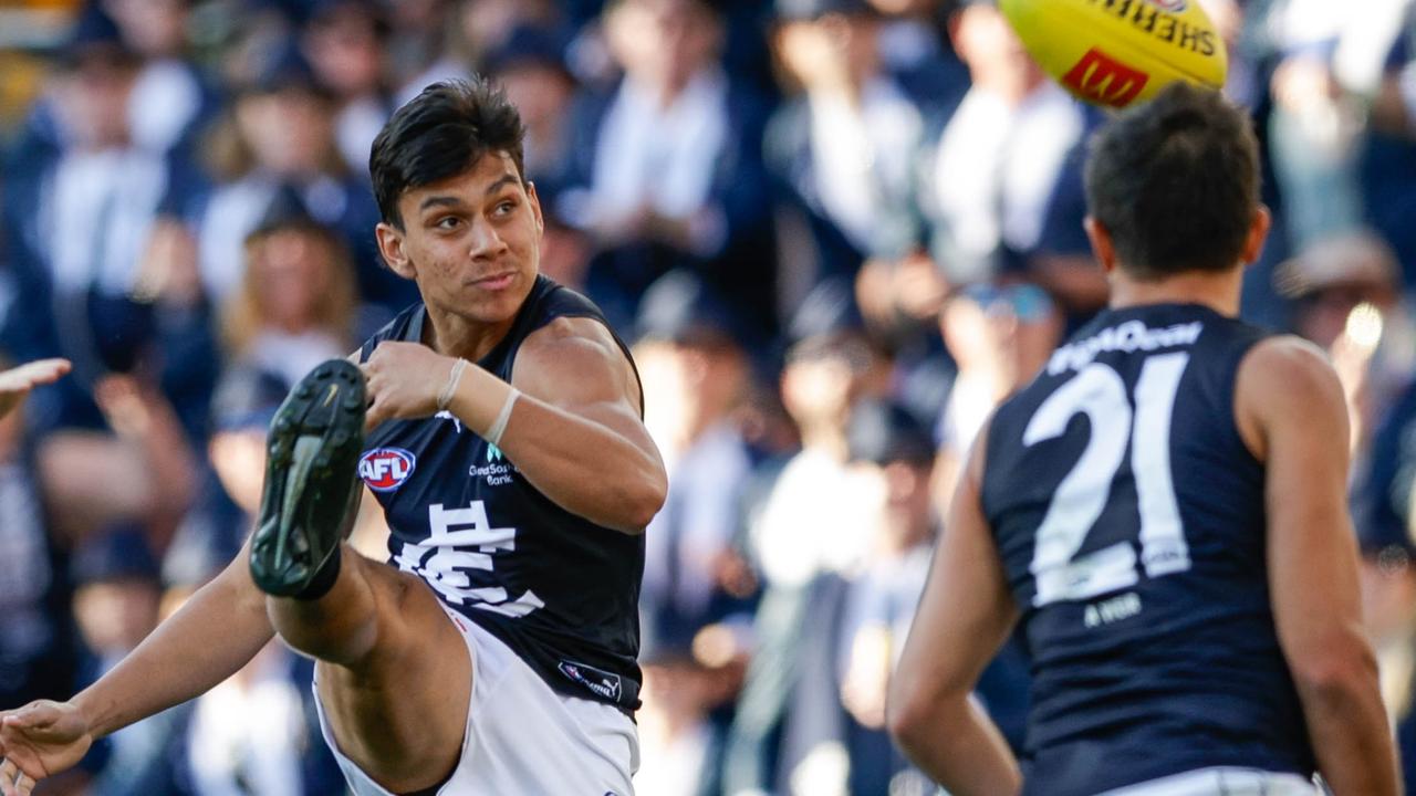 Jesse Motlop snaps a goal for the Blues. Picture: Russell Freeman/AFL Photos via Getty Images