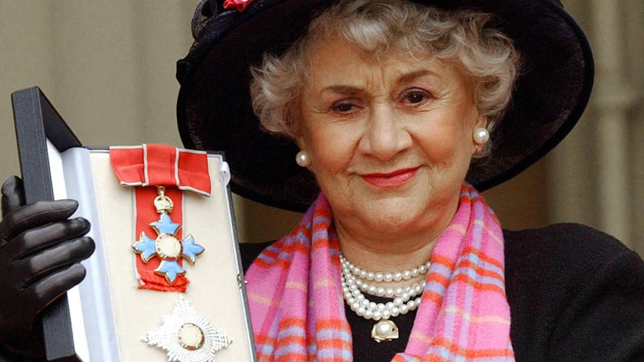 Actress Joan Plowright poses for pictures after being made a Dame by the then-Prince of Wales at Buckingham Palace in London, 20 February, 2004. (Photo by STEFAN ROUSSEAU / POOL / AFP)