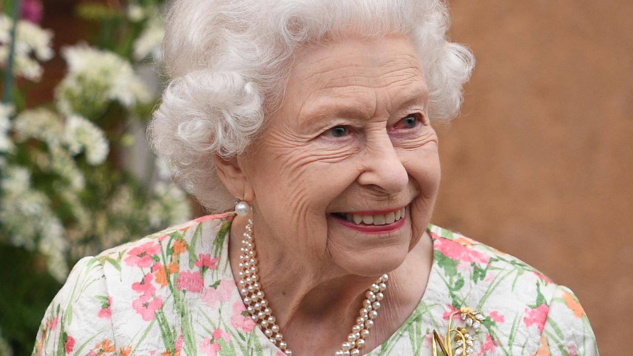 G7 summit in photos: The Queen shines, everyone else looks awkward ...