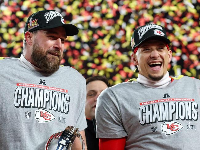 KANSAS CITY, MISSOURI - JANUARY 26: (L-R) Travis Kelce #87 of the Kansas City Chiefs holds the Lamar Hunt Trophy as he celebrates with Patrick Mahomes #15 after defeating the Buffalo Bills 32-29 in the AFC Championship Game at GEHA Field at Arrowhead Stadium on January 26, 2025 in Kansas City, Missouri.   Jamie Squire/Getty Images/AFP (Photo by JAMIE SQUIRE / GETTY IMAGES NORTH AMERICA / Getty Images via AFP)