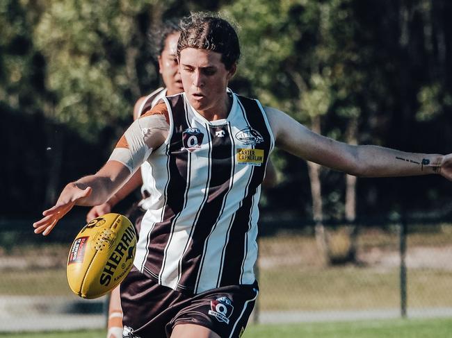 Ryleigh Wotherspoon in action for the Sherwood Magpies in QFAW Division 1. Picture: BrookeSleepMedia.