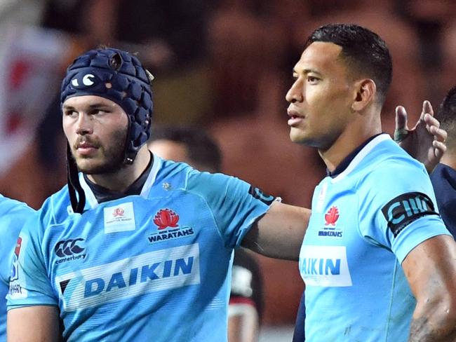 Michael Wells of the Waratahs (left) and Israel Folau after their loss to the Waratahs in the Super Rugby match between the Waratahs and the Chiefs at Waikato Stadium in Hamilton, New Zealand, May 26, 2018.  (AAP Image/SNPA, Ross Setford) NO ARCHIVING, EDITORIAL USE ONLY