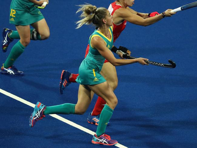 RIO DE JANEIRO, BRAZIL - AUGUST 06: Gabi Nance #1 and Madonna Blyth #12 of Australia chase Susannah Townsend #9 of Great Britain during a Women's Pool B match between Australia and Great Britain on Day 1 of the Rio 2016 Olympic Games at the Olympic Hockey Centre on August 6, 2016 in Rio de Janeiro, Brazil. (Photo by Sean M. Haffey/Getty Images)