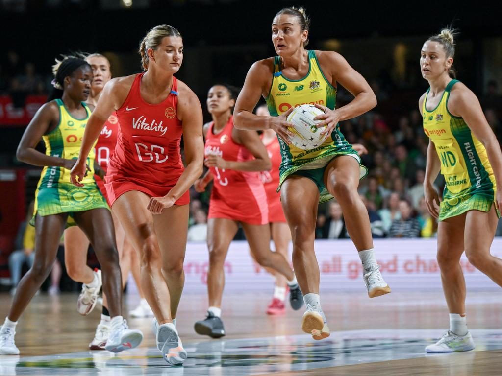 Liz Watson looks for a Diamonds teammate. Picture: Getty Images