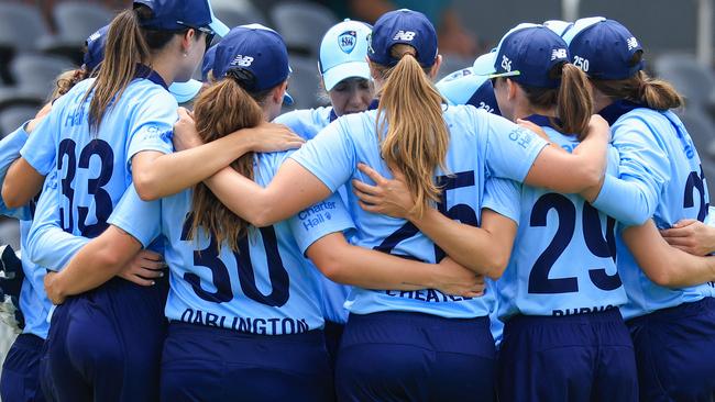 CANBERRA, AUSTRALIA - JANUARY 30: The Breakers huddle ahead of fielding during the WNCL match between ACT and New South Wales at EPC Solar Park, on January 30, 2024, in Canberra, Australia. (Photo by Mark Evans/Getty Images)