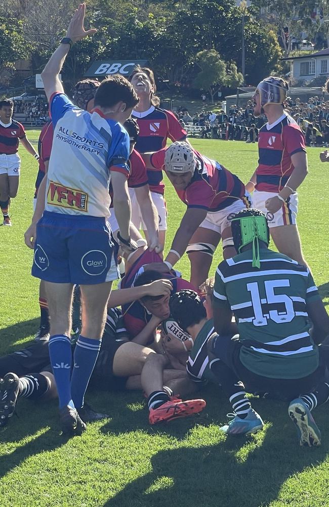 Doug Kennar scoring a try.