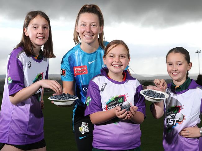 LAUNCESTON, AUSTRALIA - OCTOBER 22: Adelaide Strikers player Darcie Brown with Woolworths blast kids Milla Reid, Chloe Kedey and Ellie Reid during a WBBL Woolworths Media Opportunity on October 22, 2021 in Launceston, Australia. (Photo by Sarah Reed/Getty Images for Cricket Australia)