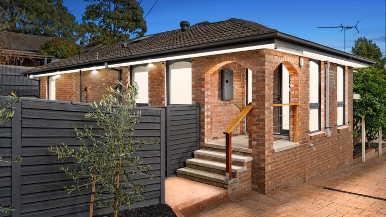 1/257 Manchester Rd, Mooroolbark sold under the hammer on Wednesday night for $715,000.