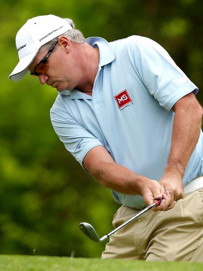 Cricketer Dean Jones tried his hand at golf.