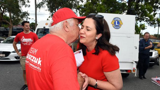 Queensland Premier Annastacia Palaszczuk kisses her father Henry, a former Queensland MP, as she arrives at a polling booth in 2017. (AAP Image/Dan Peled)