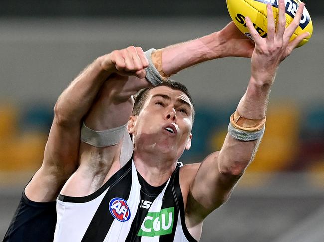 BRISBANE, AUSTRALIA - AUGUST 30: Mason Cox of the Magpies takes a mark during the round 14 AFL match between the Carlton Blues and the Collingwood Magpies at The Gabba on August 30, 2020 in Brisbane, Australia. (Photo by Bradley Kanaris/Getty Images)