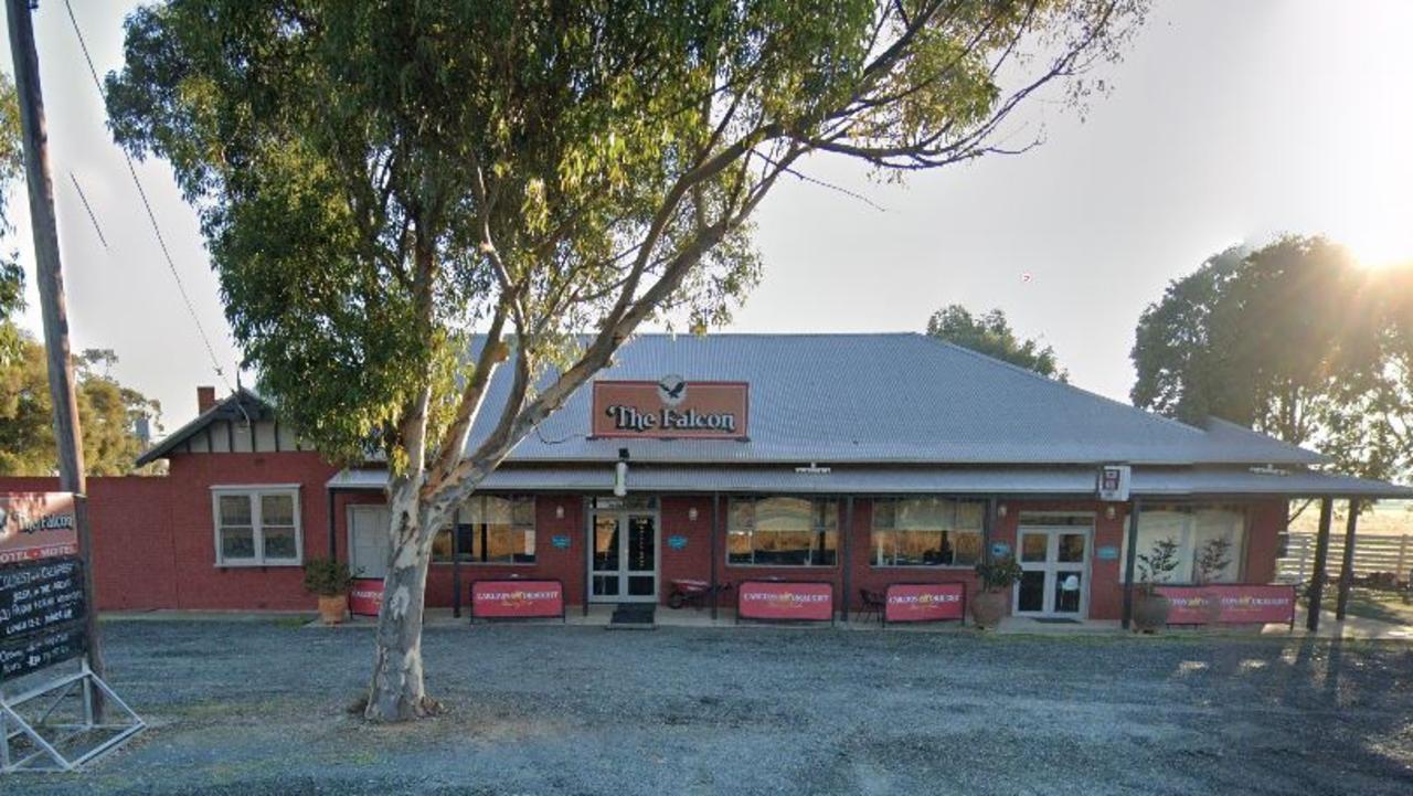 Well-loved Murray River pub to close after more than a century