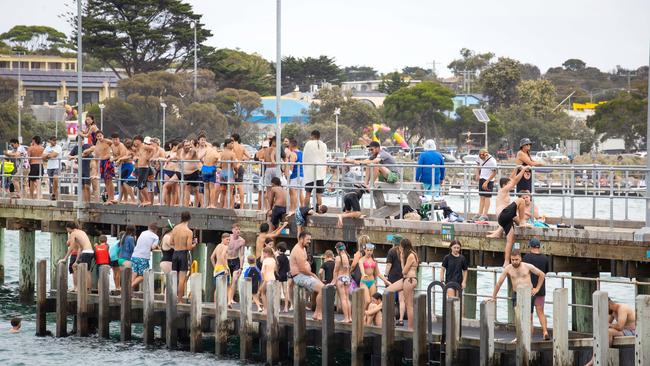 People enjoy the weather in Rye during an unexpected Victorian heatwave. Picture: Mark Stewart