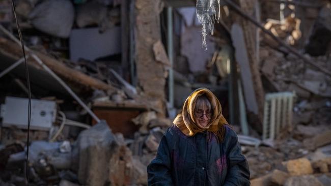 A woman stands next to the remains of a residential building that was destroyed by a Russian missile on November 1, 2022 in Mykolaiv, Ukraine. Photo: Carl Court/Getty Images)