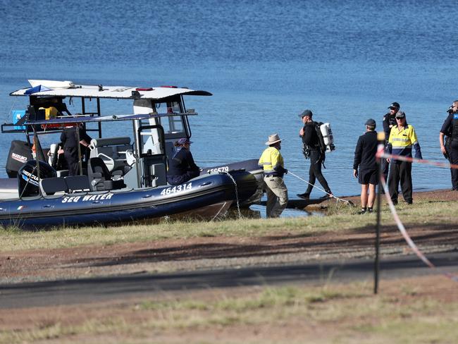 SOMERSET, QUEENSLAND, AUSTRALIA - NewsWire Photos - JULY, 14, 2024:  Police divers continue a search for a missing speedboat driver after the vessel flipped and sank during a race day at Somerset Dam. Picture: NewsWire / Liam Kidston