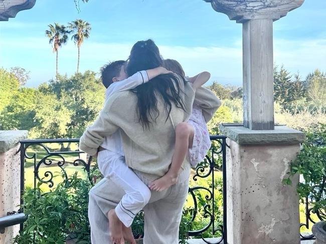Meghan Markle shares a photo of herself and kids on a Mothers day post on Instagram. Sorce – https://www.instagram.com/meghan/
