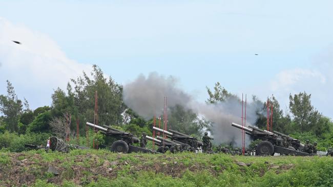 Taiwan military soldiers fire the 155-inch howitzers during a live fire anti landing drill in the Pingtung county, southern Taiwan. (Photo by Sam Yeh / AFP)