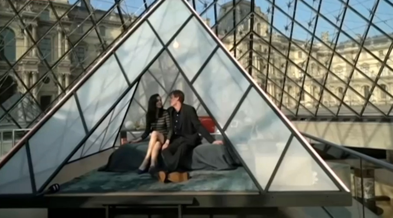 UK couple spends night in Louvre Museum