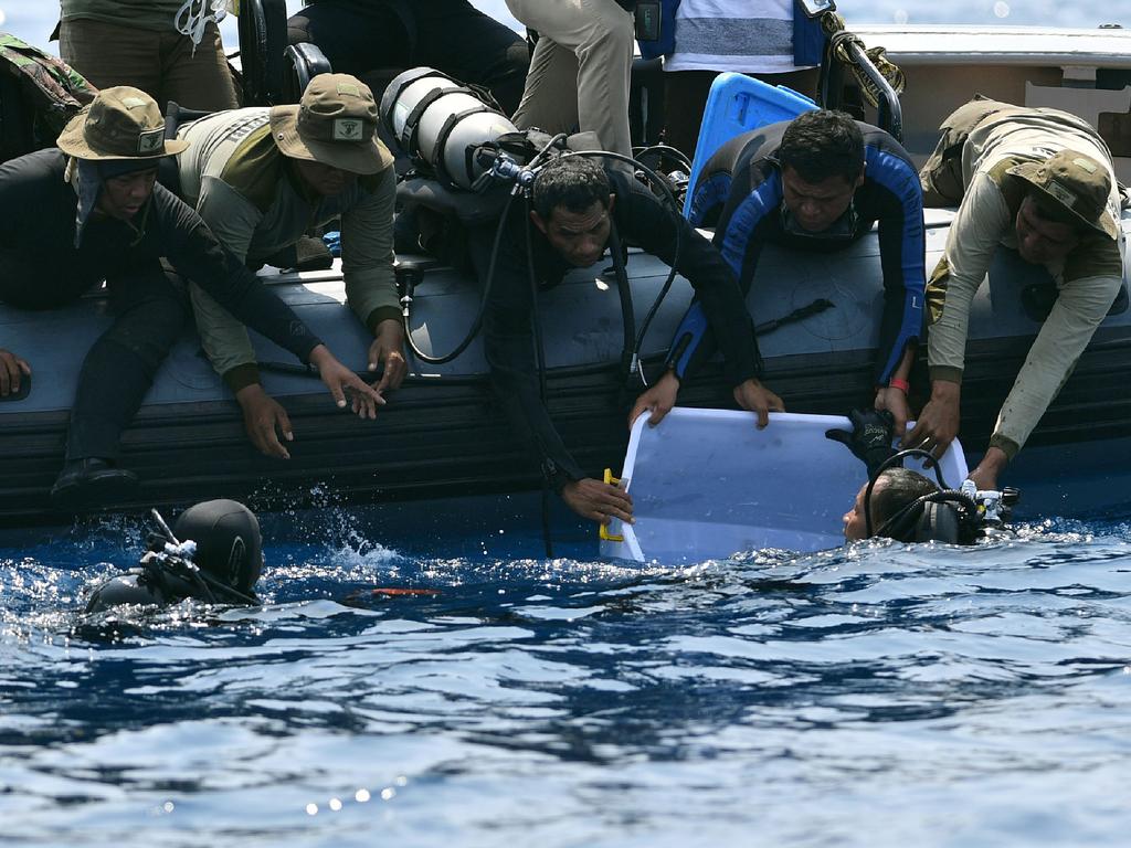 An Indonesian navy diver recovers the black box from ill-fated Lion Air flight JT 610 in the sea off West Java. Picture: Adek Berry/AFP