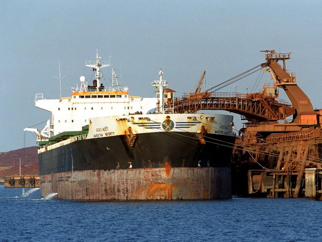 Pilbara region of Western Australia 16 Aug 2001.  ship shipping loading   WA  /Western/Australia