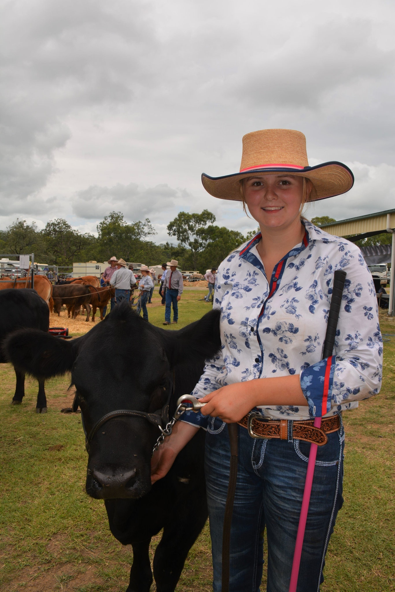 Chloe Plowman leading Ruby Ridge Angus heifer 