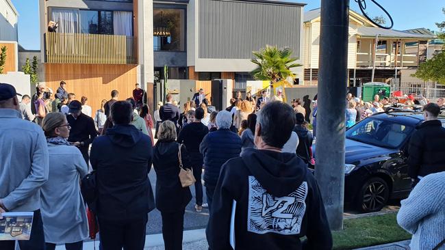 Premium properties are still attracting large auction crowds and last weekend, 18 bidders came to buy a Carindale townhouse. Picture: Debra Bela (July 9)