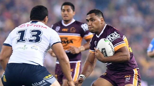 Tevita Pangai Jr lines up Jason Taumalolo. Picture: Bradley Kanaris/Getty Images