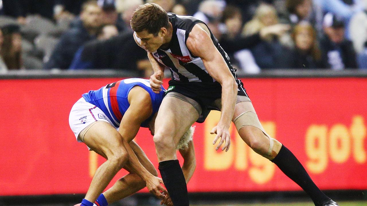 Mason Cox of the Magpies collects Jason Johannisen of the Bulldogs in the head. (Photo by Michael Dodge/Getty Images)