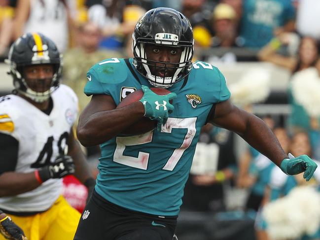 JACKSONVILLE, FL - NOVEMBER 18: Leonard Fournette #27 of the Jacksonville Jaguars runs with the ball during the second half against the Pittsburgh Steelers at TIAA Bank Field on November 18, 2018 in Jacksonville, Florida.   Scott Halleran/Getty Images/AFP == FOR NEWSPAPERS, INTERNET, TELCOS & TELEVISION USE ONLY ==