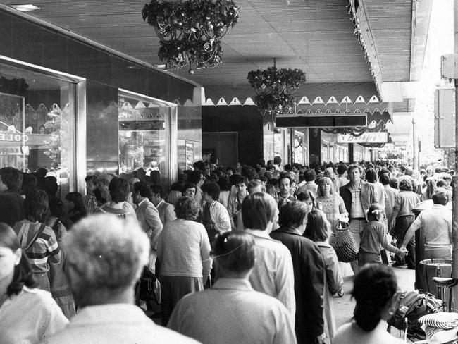 A packed Bourke St as Melburnians do their Christmas shopping in 1980. 