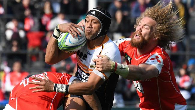 Christian Leali’ifano looks for a gap in the Sunwolves’ defence.