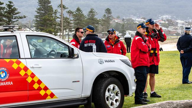 Search and rescue personnel at Waniora Point on Sunday. Picture: Monique Harmer