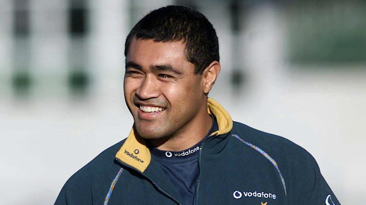 Rugby player Toutai Kefu at Australia Wallabies training 24 Jun 2002. broken hand