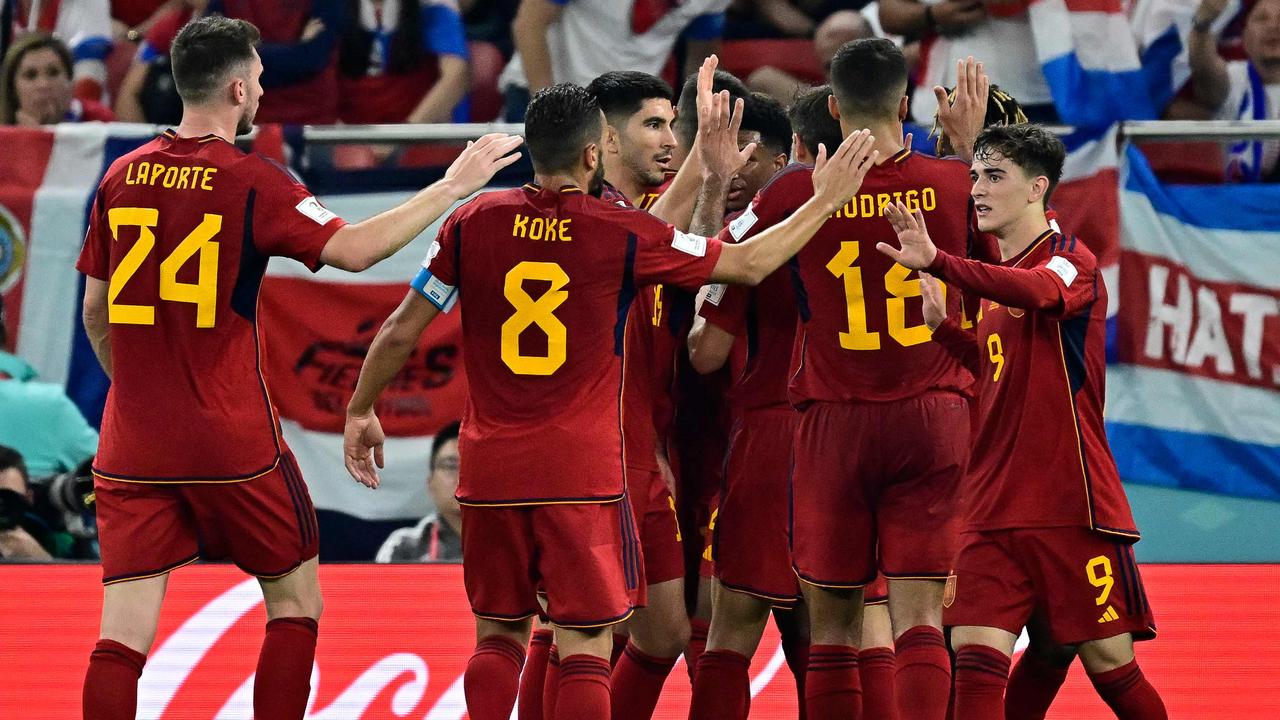 Spain's playerd celebrate their victory during the Qatar 2022 World Cup Group E football match between Spain and Costa Rica at the Al-Thumama Stadium in Doha on November 23, 2022. (Photo by JAVIER SORIANO / AFP)