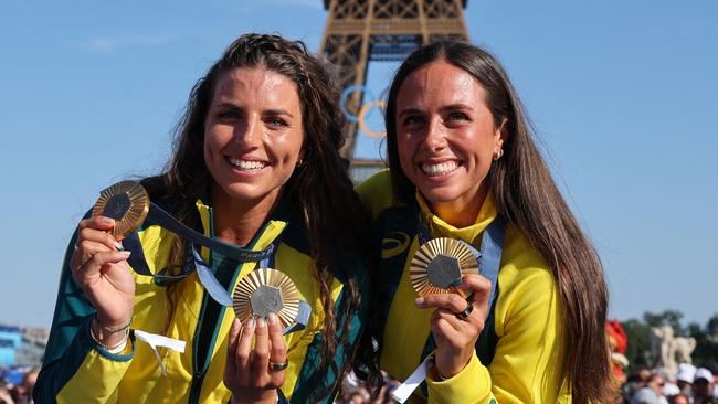 Australia's gold medallists and Jessica and Noemie Fox pose with their medals in Paris.