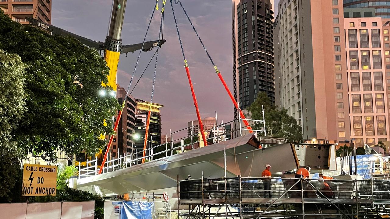 The Kangaroo Point Green Bridge’s first steel bridge deck span connecting the CBD landing site at the corner of Alice Street and Edward Street to the first bridge pier has been successfully installed. Source: Brisbane City Council.