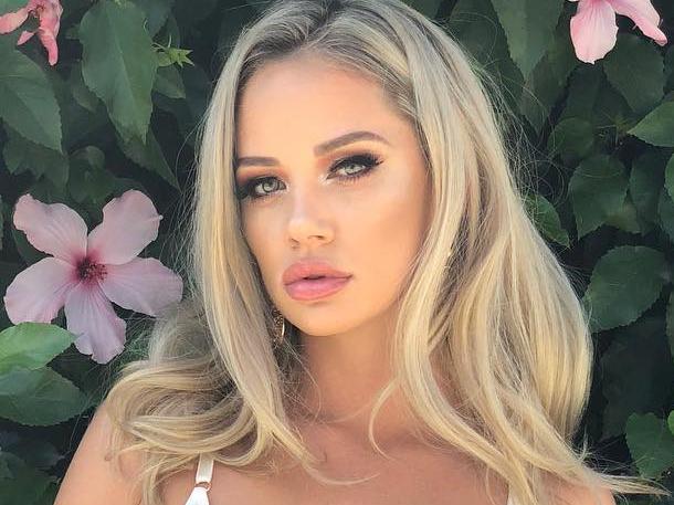 Jessika Power shakes booty in bikini