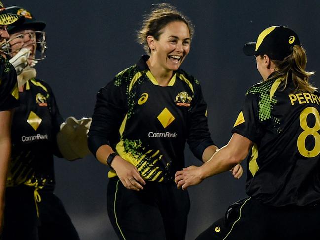 Australia's Heather Graham (2R) celebrates with teammates after taking the wicket of India's Renuka Singh (not pictured) during the fifth womenâs T20 cricket match between India and Australia at the Cricket Club of India stadium in Mumbai on December 20, 2022. (Photo by Punit PARANJPE / AFP) / IMAGE RESTRICTED TO EDITORIAL USE - STRICTLY NO COMMERCIAL USE