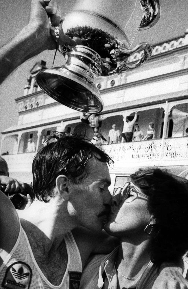 Robert de Castella gets a kiss from his wife Gaylene at South Brisbane after winning the marathon in the 1982 Commonwealth Games in Brisbane on October 8, 1982. Picture: Geoff McLachlan