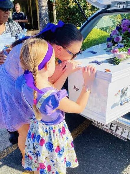 Saasha and Arianna, Jessica’s daughter, saying goodbye at her funeral.