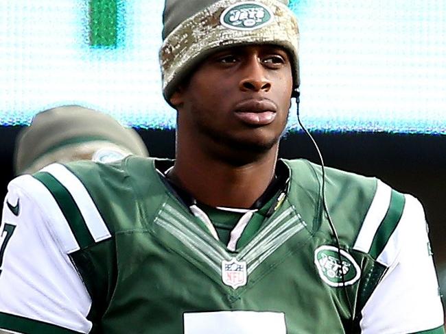 EAST RUTHERFORD, NJ - NOVEMBER 09: Quarterback Geno Smith #7 of the New York Jets looks on from the sideline against the Pittsburgh Steelers during a game at MetLife Stadium on November 9, 2014 in East Rutherford, New Jersey. Elsa/Getty Images/AFP == FOR NEWSPAPERS, INTERNET, TELCOS & TELEVISION USE ONLY ==