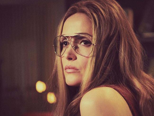 Rose Byrne plays feminist Gloria Steinem in HBO drama series, Mrs America. Picture: HBO/Foxtel.