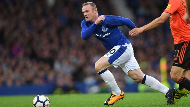 Everton's English striker Wayne Rooney pursues the ball
