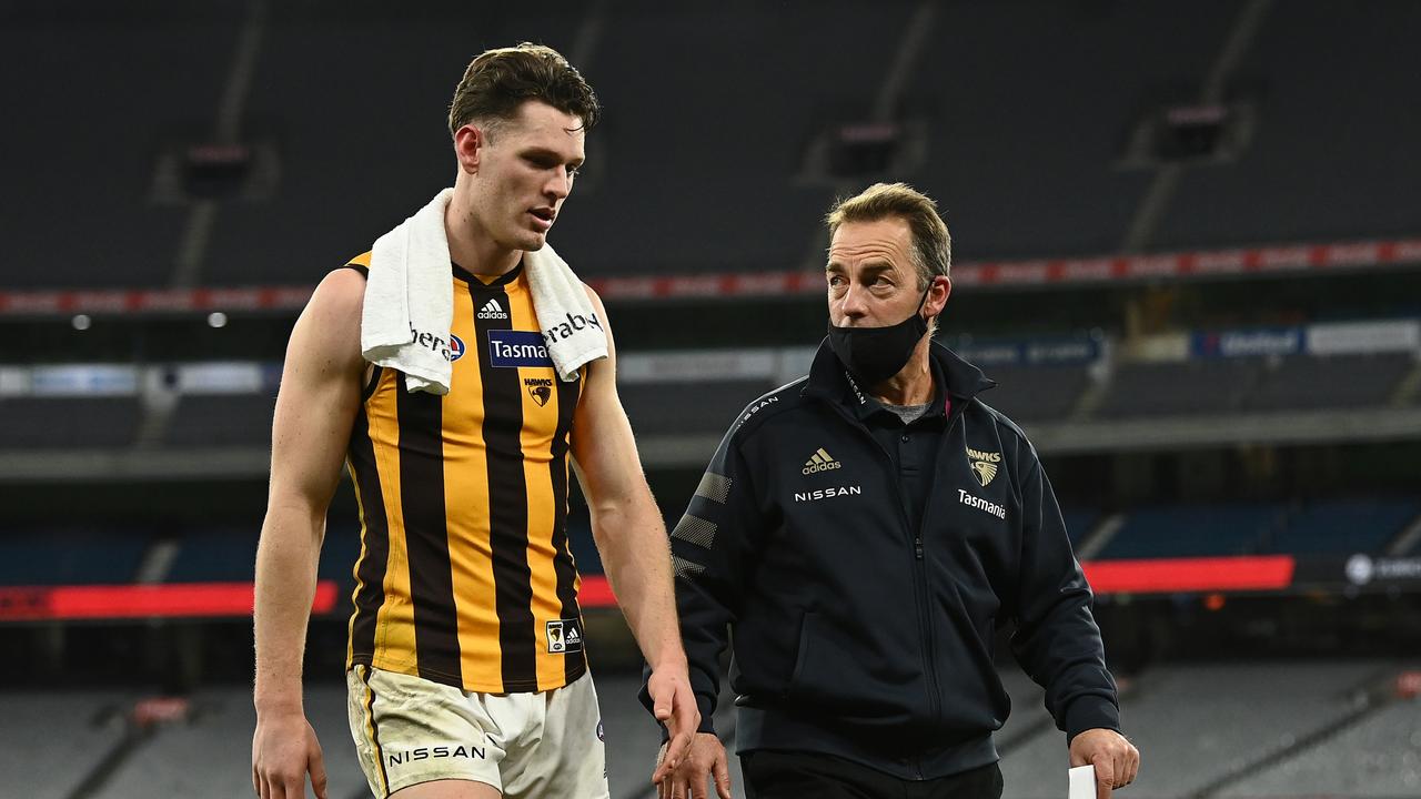 Hawks head coach Alastair Clarkson talks to Jacob Koschitzke of the Hawks. Picture: Quinn Rooney