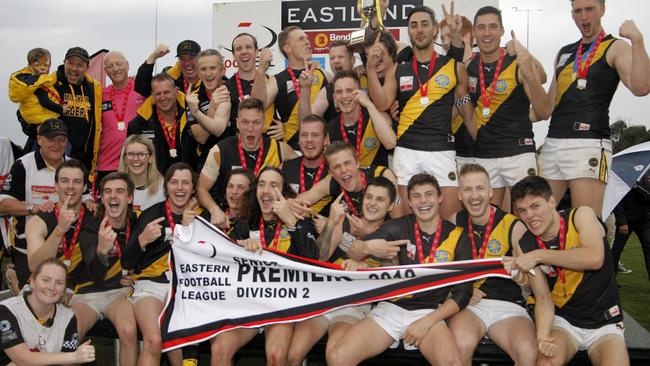 Mitcham celebrates with the cup. Picture: Field of View Sports Photography.