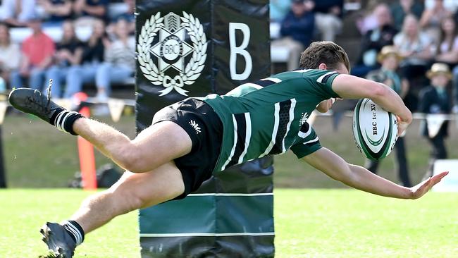 Jamie Alexander about to score the winning try. Picture, John Gass