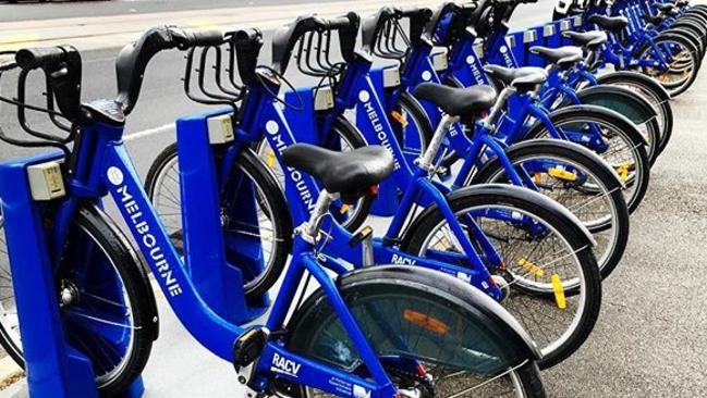 Calls by Gold Coast Mayor Tom Tate to allow users of a proposed bike hire scheme to be helmet free have been backed by the state’s peak cycling body.